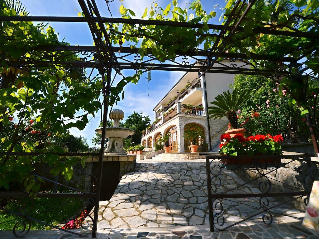 Villa Klaric Ловран Екстериор снимка