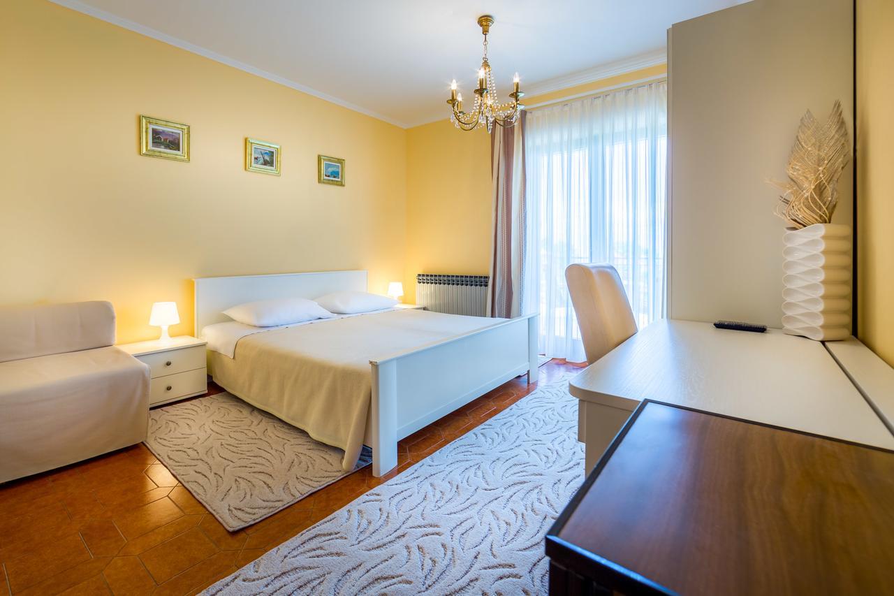 Villa Klaric Ловран Екстериор снимка